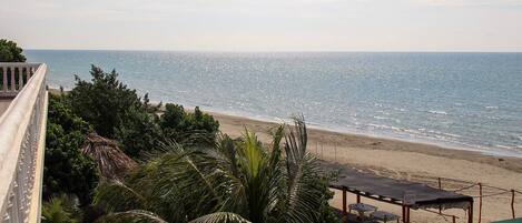 En la playa, camastros y toallas de playa