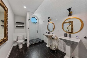 Badewanne, Haartrockner, Handtücher, Seife