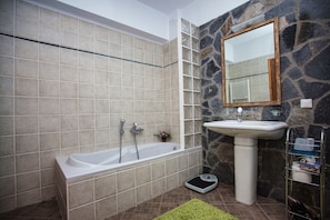 Badewanne, umweltfreundliche Kosmetikartikel, Haartrockner, HandtĂŒcher
