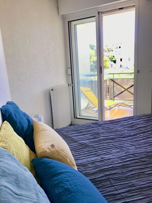 1 bedroom, iron/ironing board, travel cot, free WiFi - T2 52m2, 10 mn walk from the beach, quiet location, large terrace  (Biarritz)