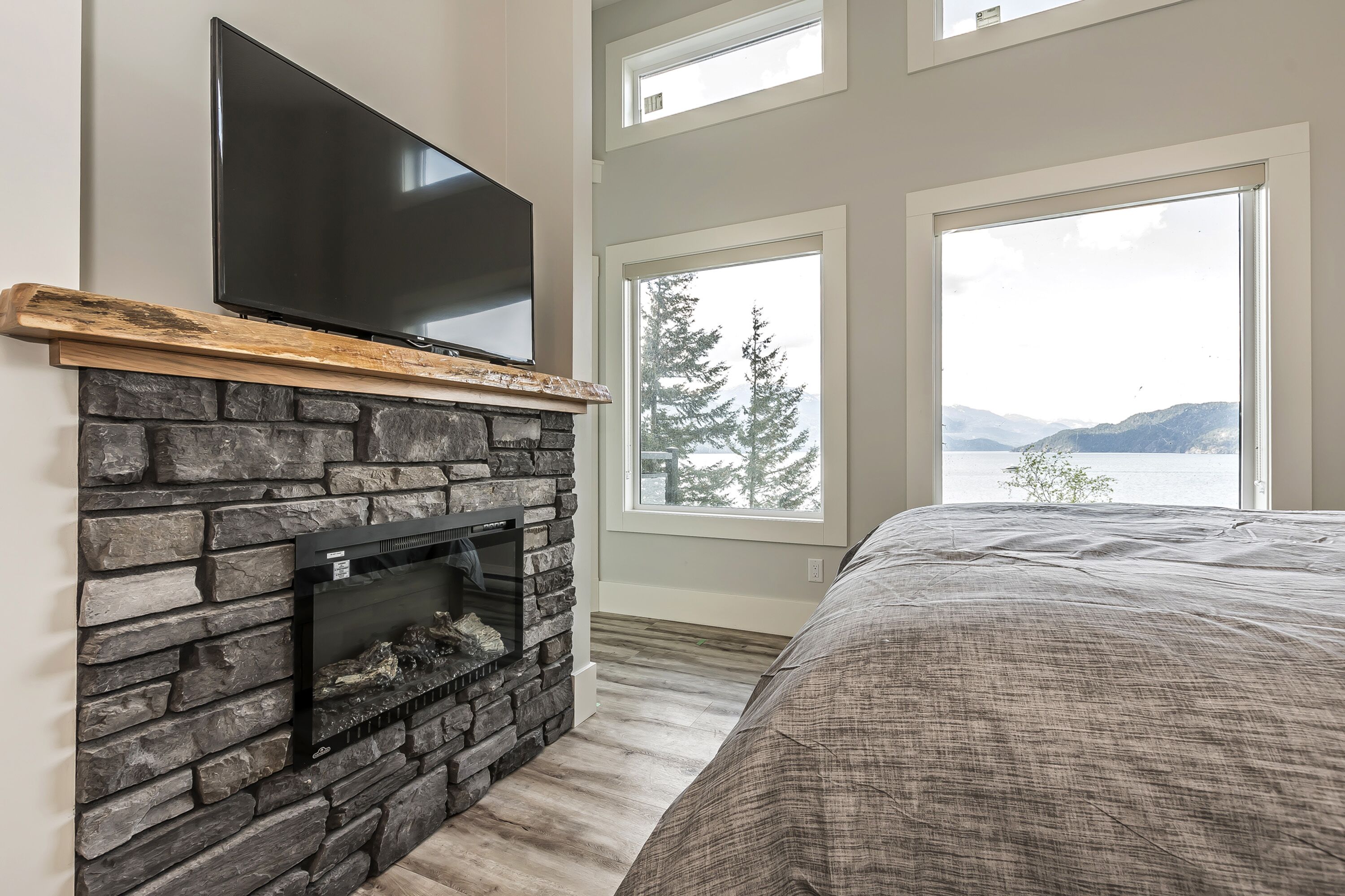 "The Lodge on Harrison Lake" Suite #2