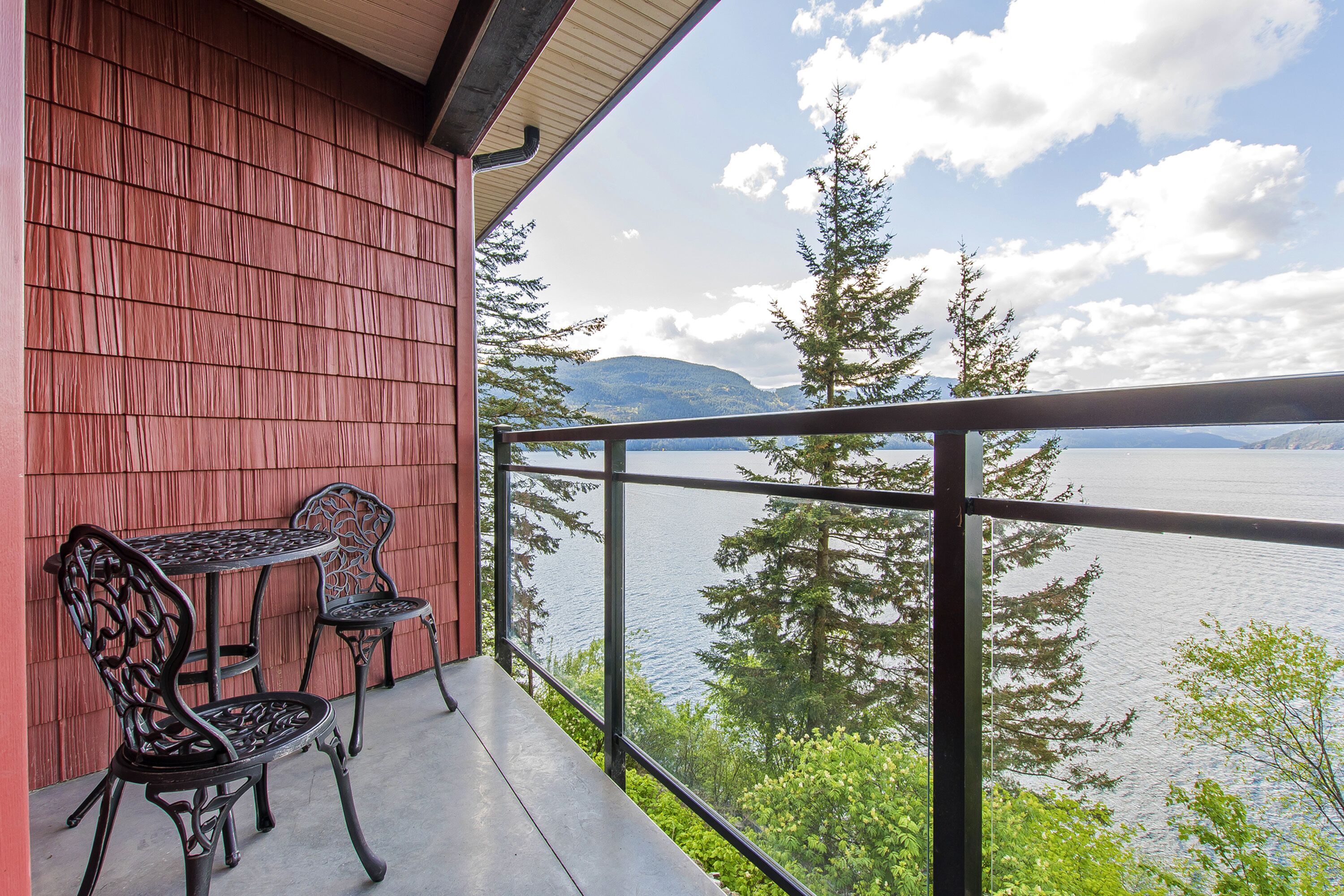 "The Lodge on Harrison Lake" Suite #2