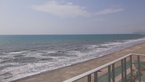 On the beach - Oceanfront Condo, Gorgeous Sunsets (Crucita)
