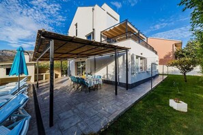 Outdoor dining - Beautiful holiday apartment with pool near Split (Podstrana)