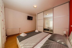 3 bedrooms, desk, soundproofing, iron/ironing board - Beautiful holiday apartment with pool near Split (Podstrana)