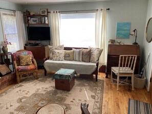 Smart TV, DVD player, books, stereo - Peaceful Escape, Tropical Gardens, Easy Walk to Beach & Eats  (Capitola)