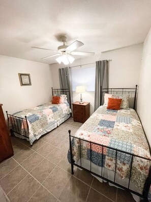 3 chambres, fer et planche à repasser, Wi-Fi gratuit, draps fournis