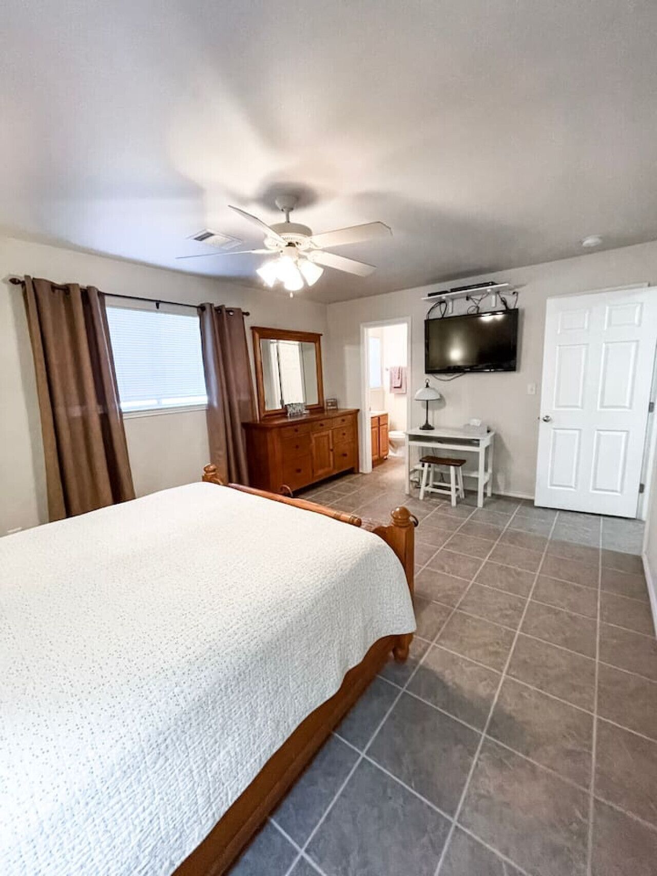 3 habitaciones, tabla de planchar con plancha y wifi gratis 