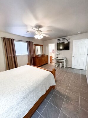 3 bedrooms, iron/ironing board, free WiFi, bed sheets - Country Cousins | Pet-Friendly | 1st Floor | Pool (New Braunfels)