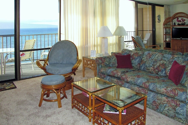 Direct Oceanfront Living Room of Condo 1009