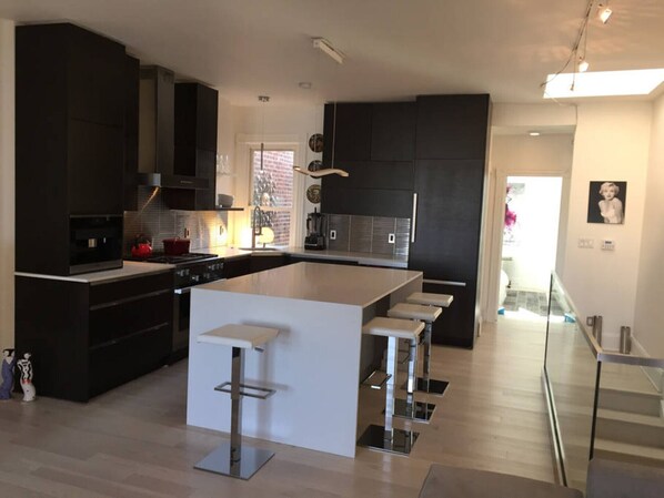 Fridge, microwave, oven, stovetop - One Bedroom Penthouse (Washington)