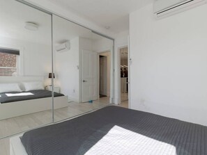 1 bedroom, iron/ironing board, free WiFi, bed sheets - One Bedroom Penthouse (Washington)