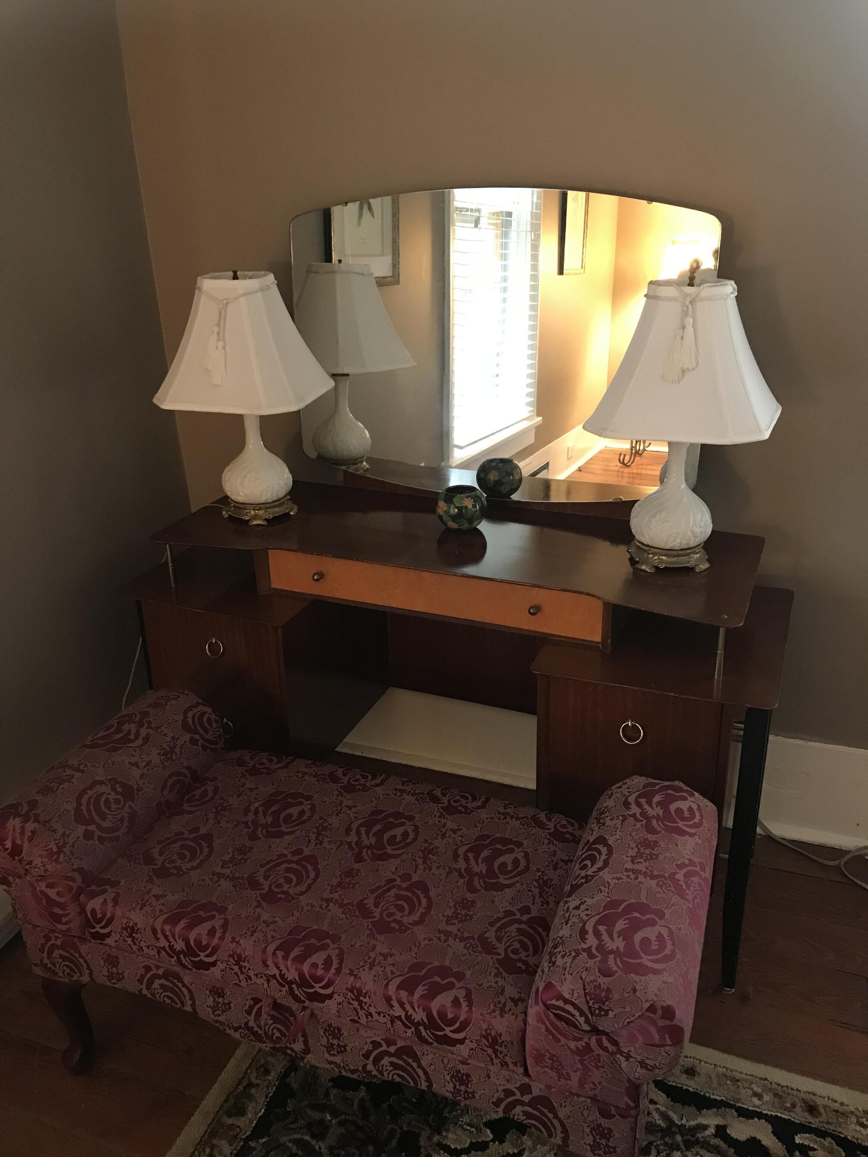 2 Bdrm Cottage on 20 acres  Pets/fee.  Contact Springwood Inn re long term rate.