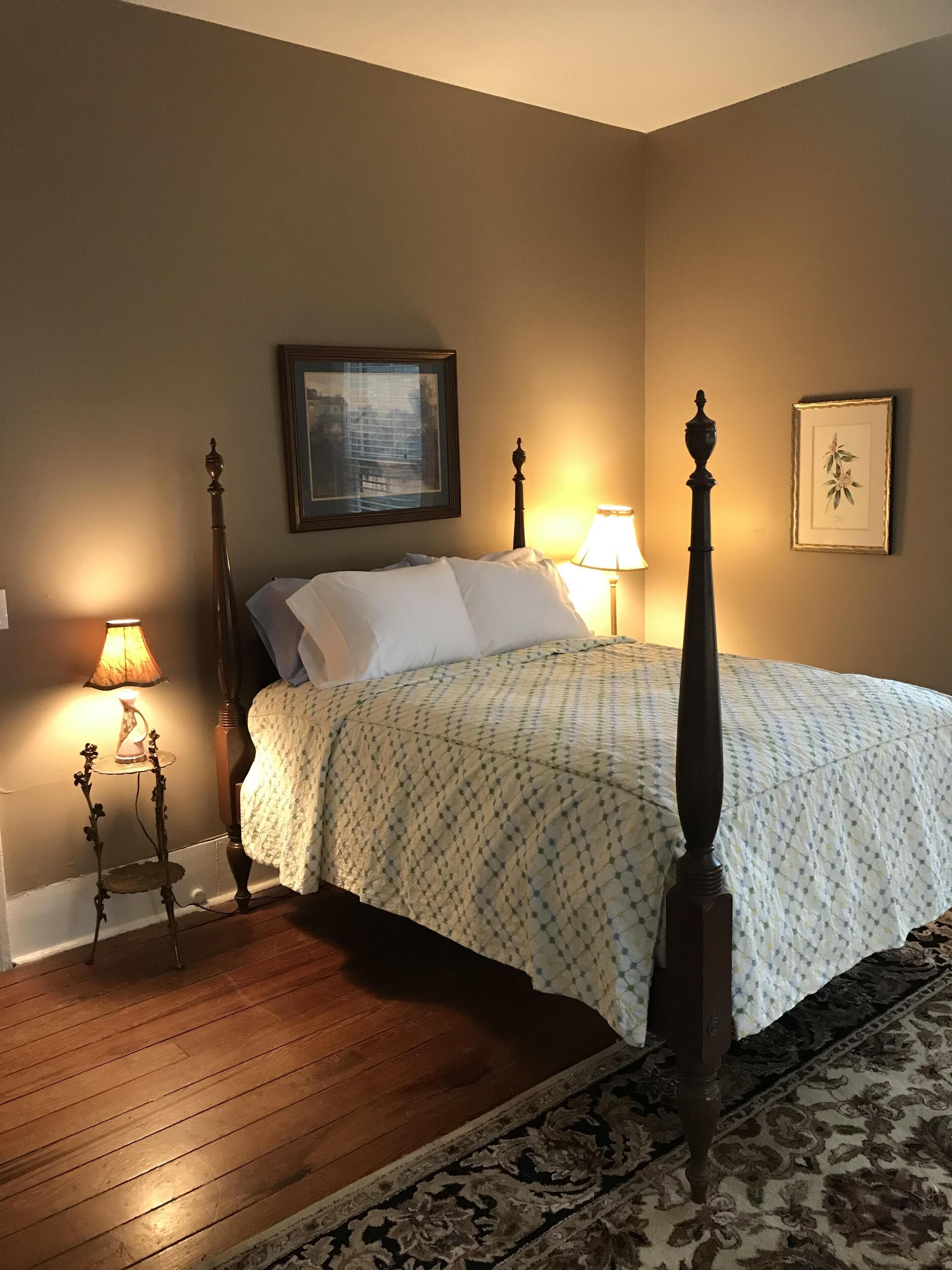 2 Bdrm Cottage on 20 acres  Pets/fee.  Contact Springwood Inn re long term rate.