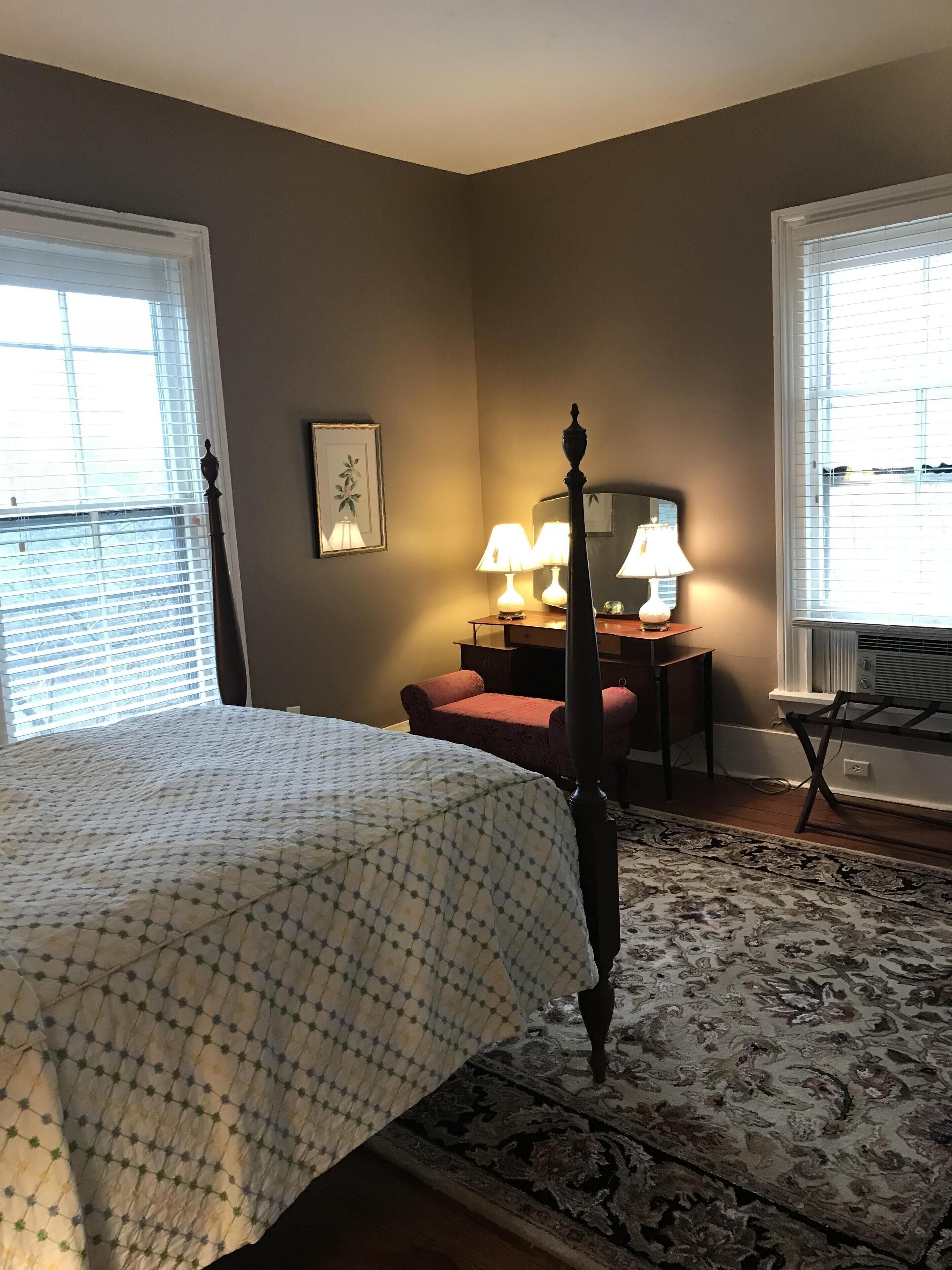 2 Bdrm Cottage on 20 acres  Pets/fee.  Contact Springwood Inn re long term rate.