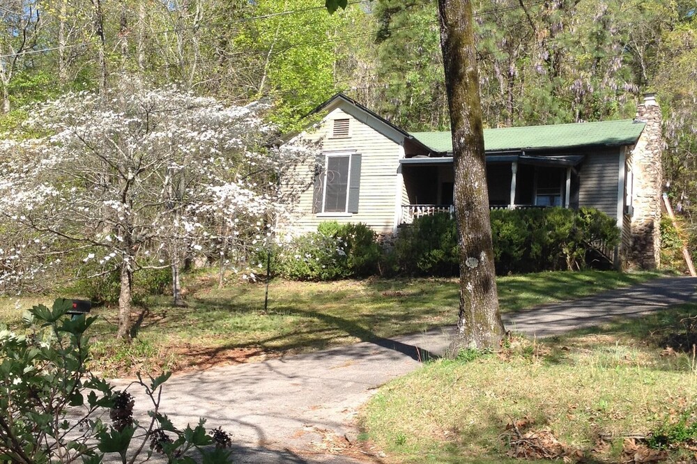 2 Bdrm Cottage on 20 acres Pets/fee. Contact Springwood Inn re long term rate.