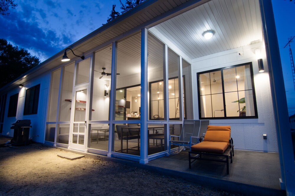 WOW-modern NEW house on Lake Shafer: Hot tub, beach, firepit, playground, games!
