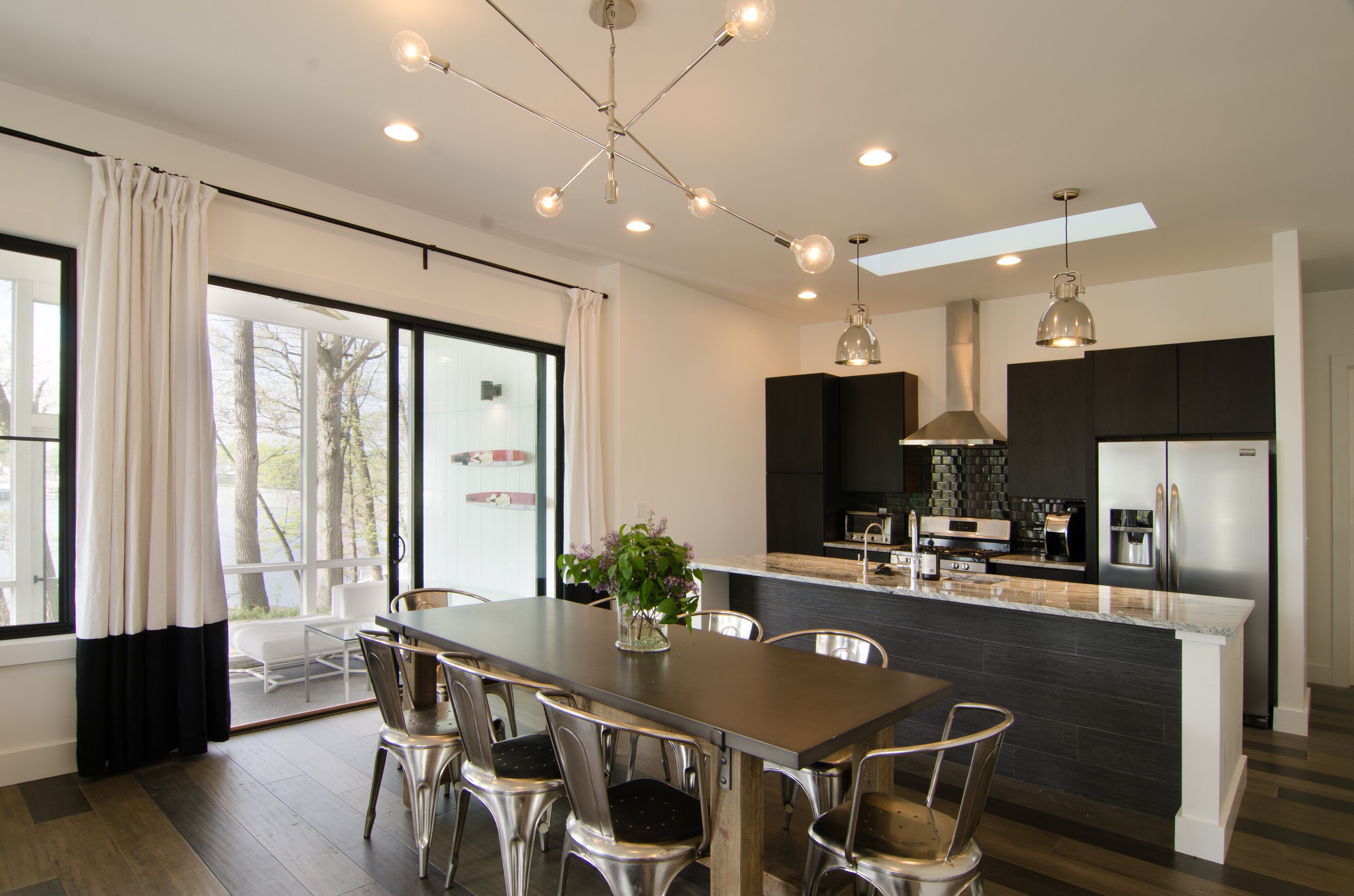 WOW-modern NEW house on Lake Shafer: Hot tub, beach, firepit, playground, games!