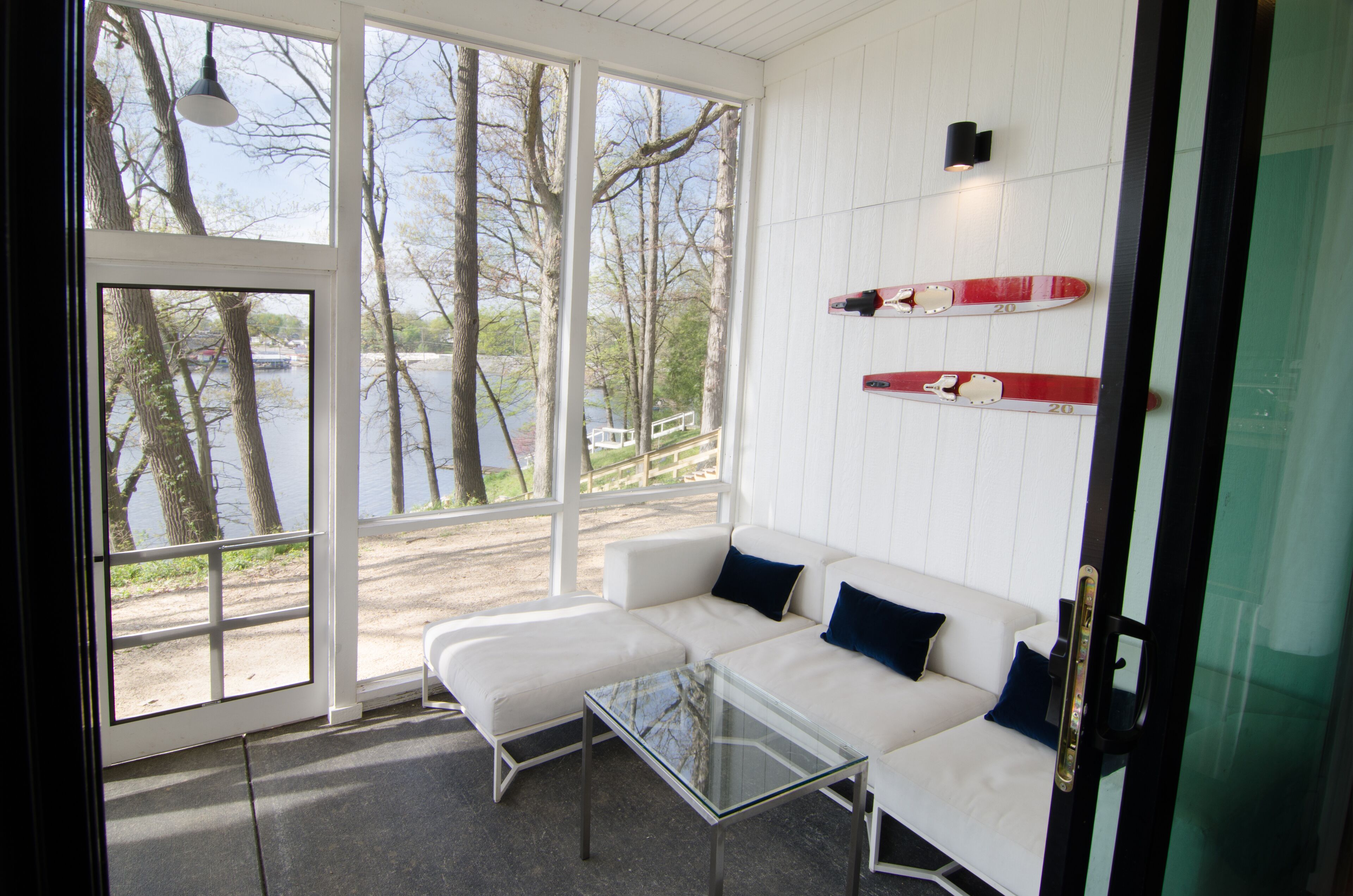 WOW-modern NEW house on Lake Shafer: Hot tub, beach, firepit, playground, games!