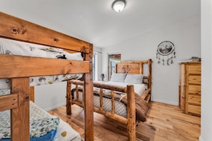 3 bedrooms, desk, free WiFi, bed sheets - Country Club Chalet in Big Bear City (Big Bear)