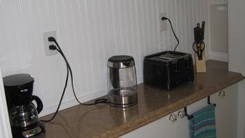 Réfrigérateur, micro-ondes, cafetière/bouilloire, bouilloire électrique
