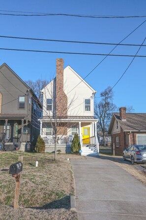 Exterior - Spacious Downtown Home, 4 Large Beds 2 Small Beds (Nashville)