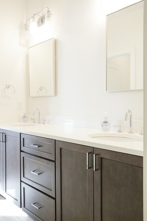 Hair dryer, towels, soap, shampoo - Spacious Downtown Home, 4 Large Beds 2 Small Beds (Nashville)