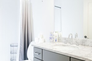 ヘアドライヤー、タオル、石鹸、シャンプー