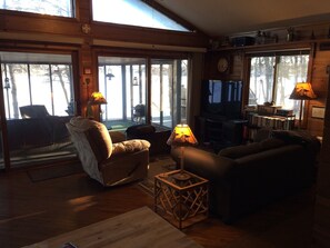 Smart TV, fireplace, DVD player, books - Minn Haven, lakeside retreat cabin, an hour or so from Cities. Relax... breathe. (South Haven)