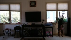 Interior - Last Minute Getaway, Walk Acoss the Street to the Beach!  Close to everything! (Swansea)