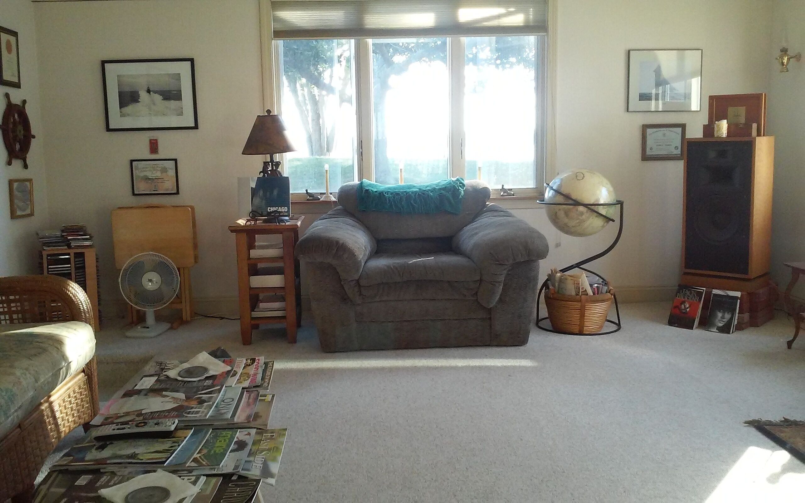 Smart-TV, peis, DVD-spiller og bøker