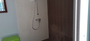 تجهيزات دش، مجففات شعر، مناشف، صابون