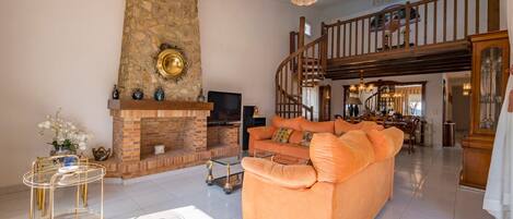 Televisie, een open haard en een dvd-speler