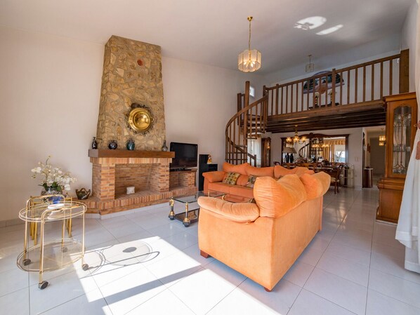 Fernseher, Kamin, DVD-Player