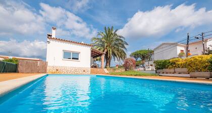 Club Villamar - Houkutteleva omaisuus uima-altaalla ja kiva terassi, jossa on grilli