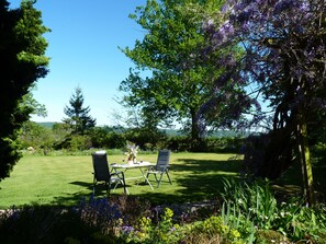 Outdoor dining - Peaceful Quality 2 bedroom/2 bathrooms Country House Apartment:beautiful garden (Ross-on-Wye)