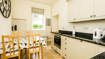 Een koelkast, een magnetron, een oven, een kookplaat