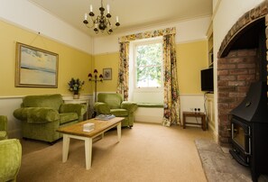TV, DVD player, books - Peaceful Quality 2 bedroom/2 bathrooms Country House Apartment:beautiful garden (Ross-on-Wye)