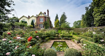 Maison de campagne de qualité paisible de 2 chambres / 2 salles de bains: beau jardin