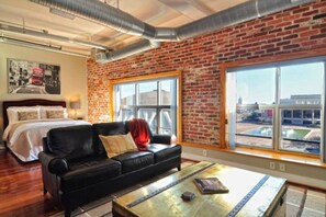 TV - Rustic Downtown Living - 1BR/1.5BA (Norfolk)