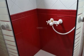 Shower, towels - Apartment Clary in Gomera with Unique Views, Close to Beach (Vallehermoso)
