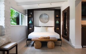 1 sovrum, skrivbord, strykjärn/strykbräda och resesäng