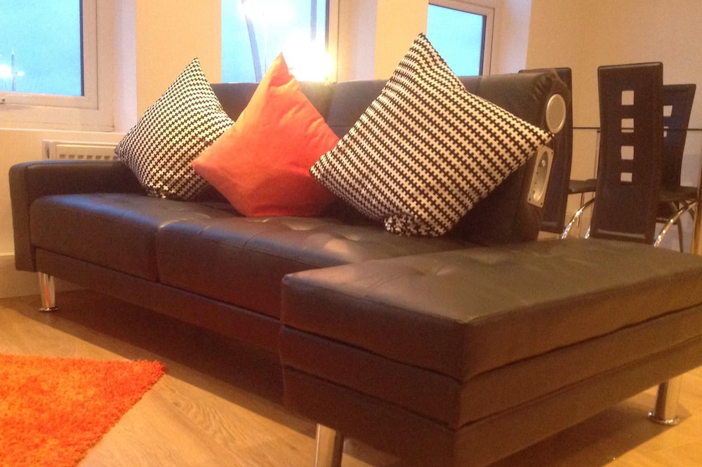 Spacious & Luxurious, Cranbrook Apartment