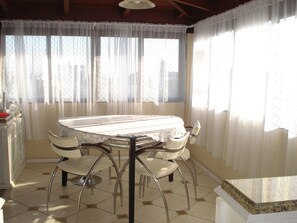 Dining - MAGNO DUPLEX, SUITE + 2 DORM. 3 BATHROOMS, WI-FI. SECURITY, BOX COVERED (Porto Alegre)