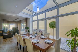 Dining - Villa Heatable Pool- Jacuzzi - sauna -Gym -Snooker - Sea View Massage C. (Albufeira)