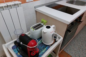 Fridge, oven, stovetop, coffee/tea maker
