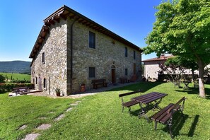 Outdoor dining - AGRITURISMO LA PIETRAIA (Poppi)