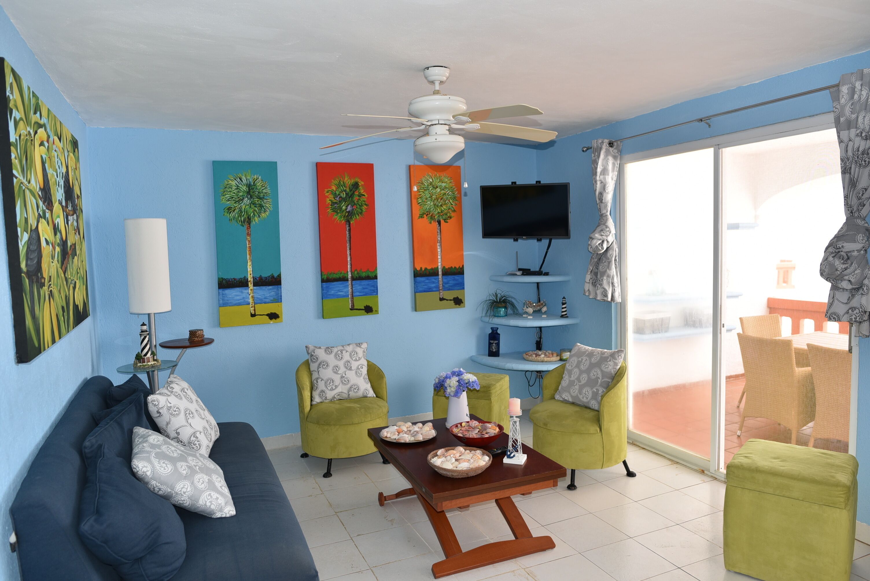 Beachfront Flamingos Condo With Pool - WIFI (ask)