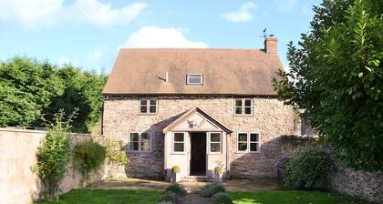 Beautiful conversion of a 17th century detached barn with private fishing lake. Pet-friendly