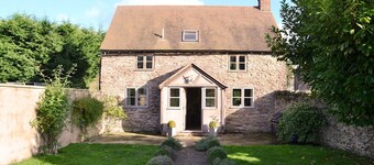 Beautiful conversion of a 17th century detached barn with private fishing lake. Pet-friendly